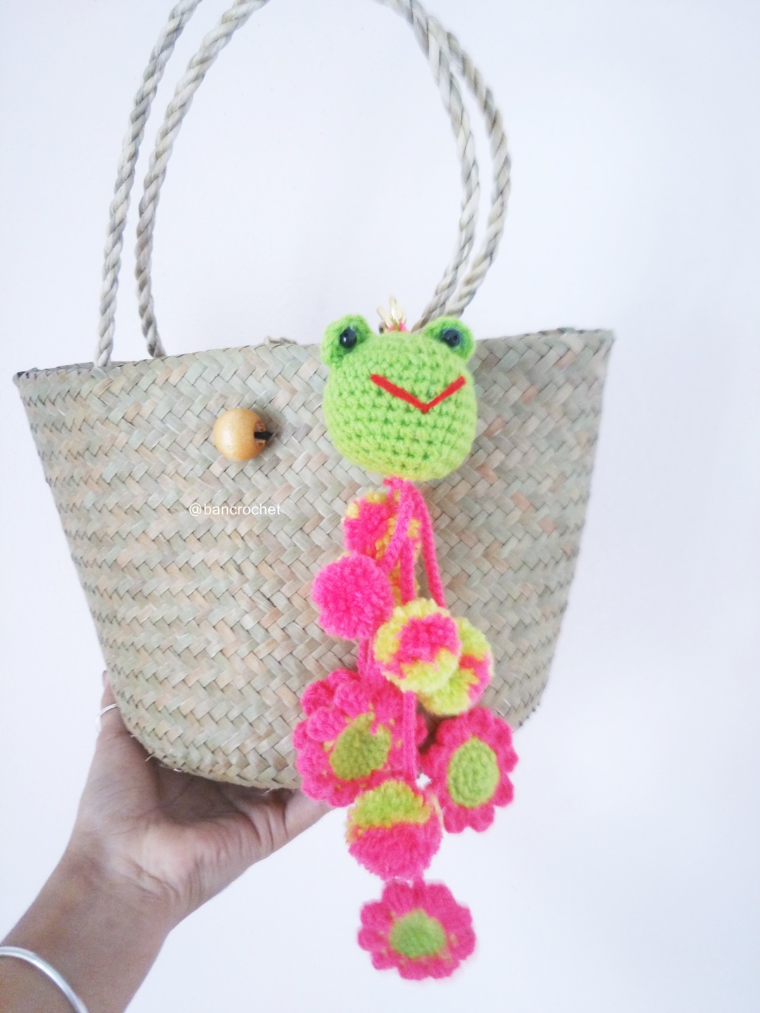 Bancrochet กระเป๋าสานกระจูดห้อยพวงกุญแจ grajood basket weave bags คละสี 7*10*7*12 นิ้ว