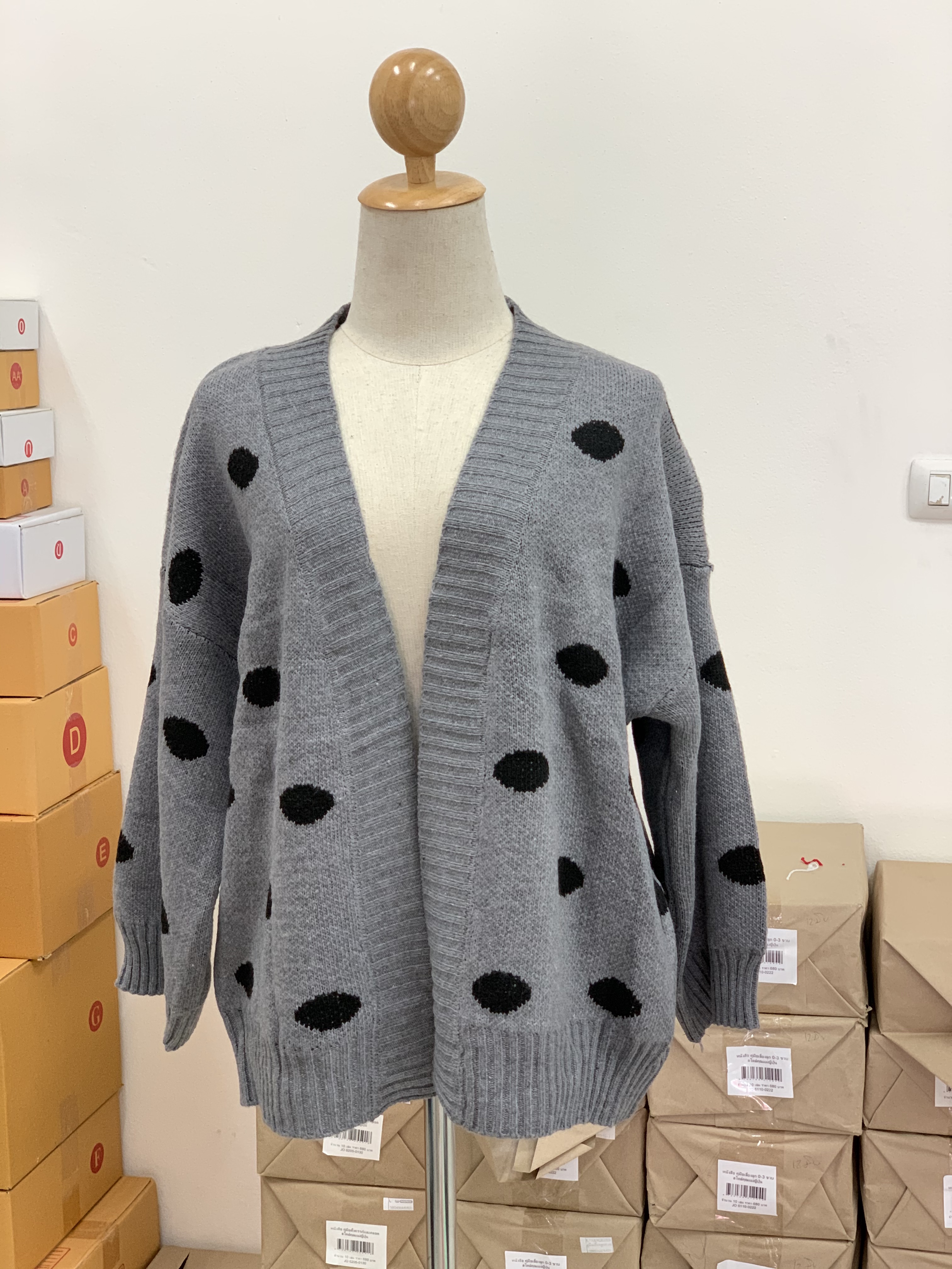 เสื้อกันหนาวไหมพรมถัก ทรงสวย แบบน่ารัก ทอลายจุด พร้อมส่ง เทาลายดำ