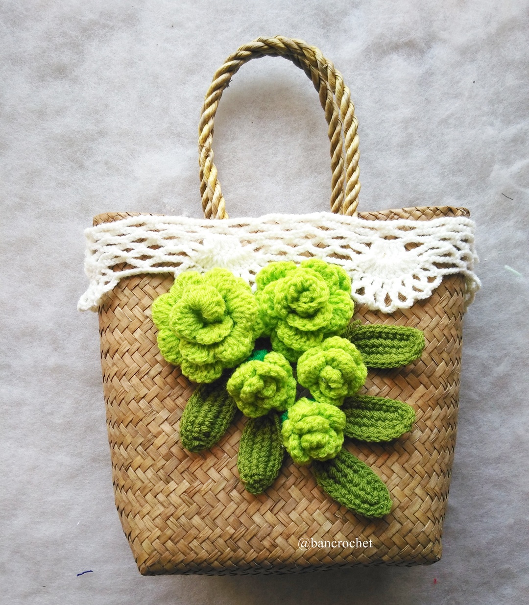 กระเป๋ากระจูดสาน ประดับดอกไม้ ขนาด 7*7*3.5*9.5 นิ้ว basket weave bags ธรรมชาติ 7*7*3.5*9.5 นิ้ว