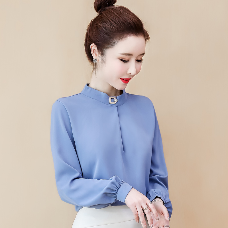Blouse3985 เสื้อแขนยาวกระดุมข้อมือ ทรงคอปืนแต่งอะไหล่สวยหรู ผ้าชีฟองเกรดพรีเมียมเนื้อดีมีน้ำหนักทิ้งตัวผ้านุ่มใส่สบายไม่ยับง่าย งานดีผ้าดีเหมือนราคาหลักพัน แมทช์กับกระโปรงหรือกางเกงก็เข้า ใส่ทำงานได้ มี 2 สี ฟ้า, ขาว