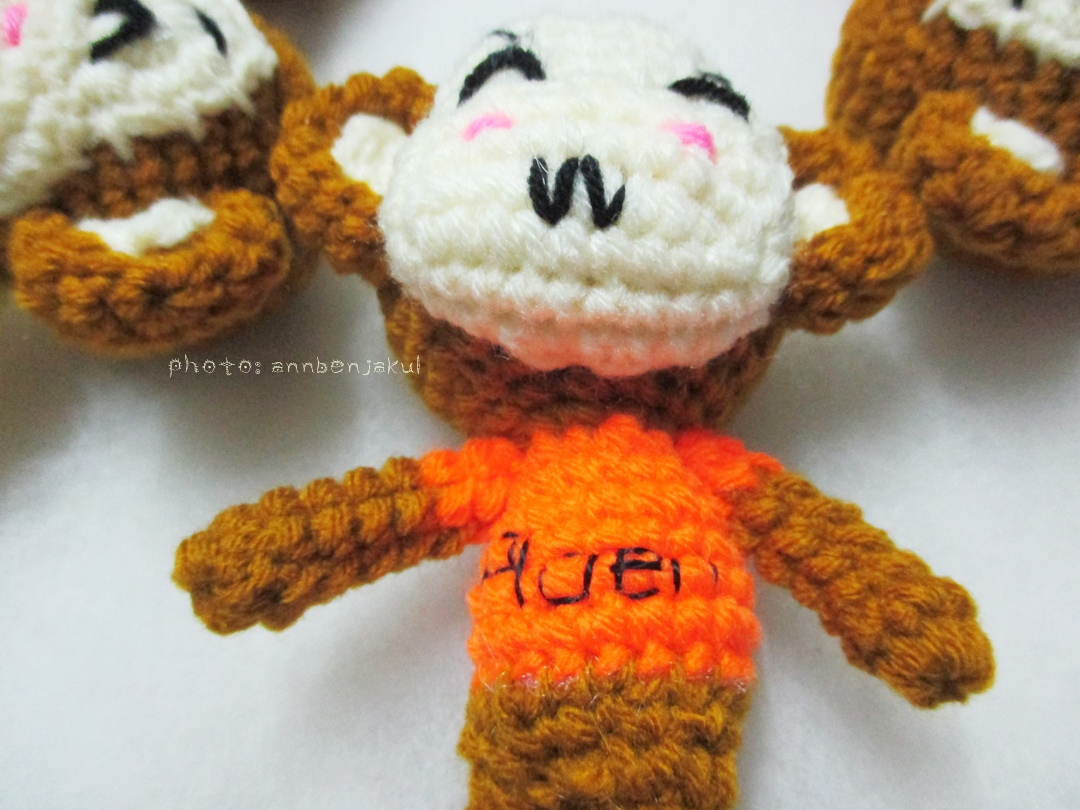 พวงกุญแจลิงเสื้อหลากสี