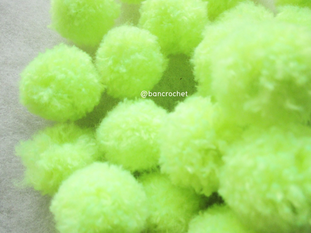 ปอมปอมไหมพรม ขนาด 2.5-3 ซม pom poms crochet เขียวสะท้อนแสง 2.5-3 ซม.