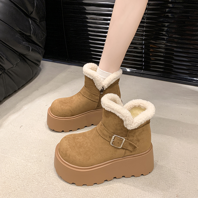 รองเท้าผ้าใบเสริมส้นสูง ไซต์35-39 สนใจทักแชท ฟรีค่าส่ง!