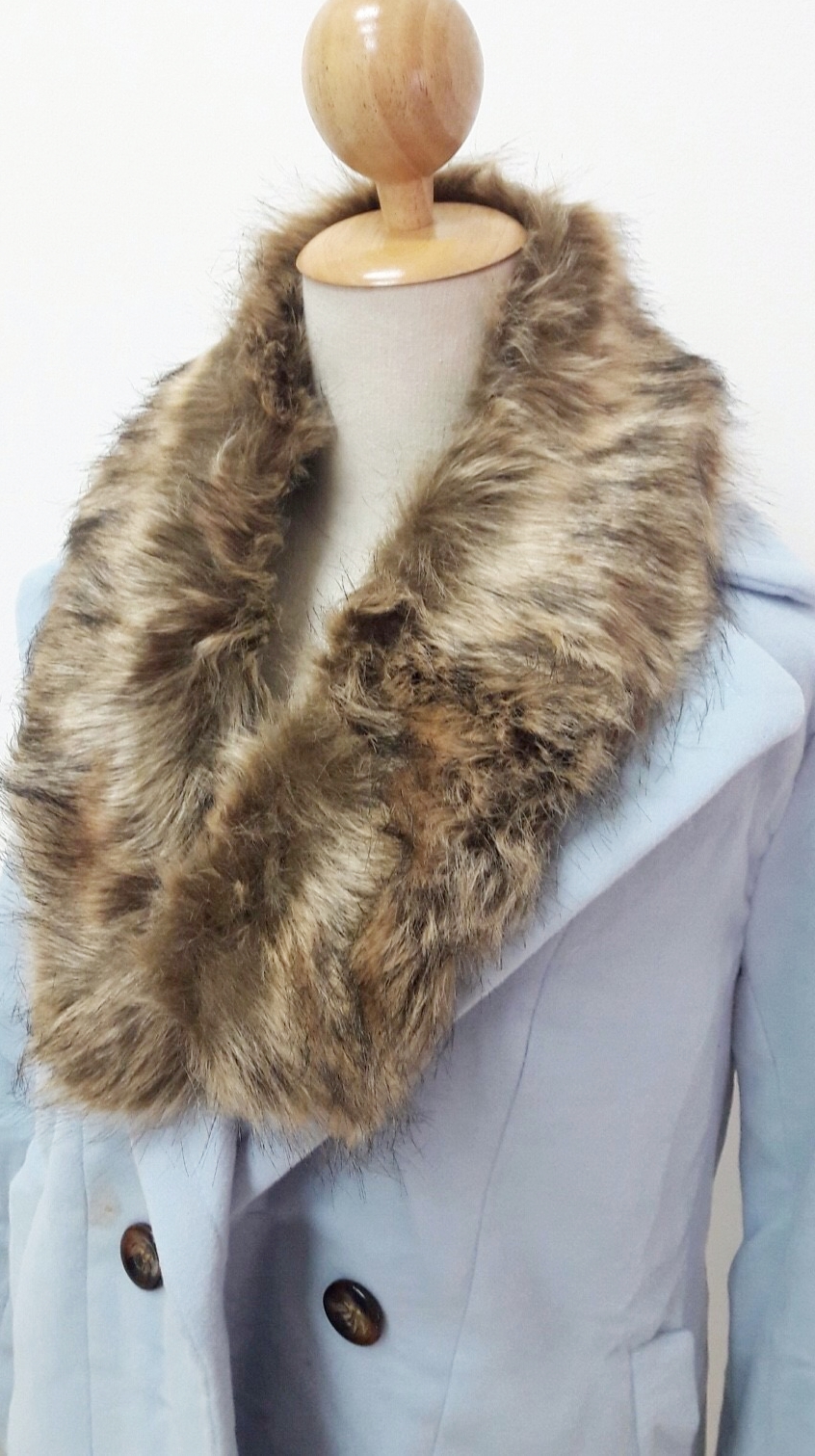 ขนเฟอร์ fur สีน้ำตาล ขนนุ่มลื่น ใช้ติดเสื้อหนาว หรือใช้พันคอเพิ่มความเก๋ มิกได้กับทุกชุด มาพร้อมกระดุมใส