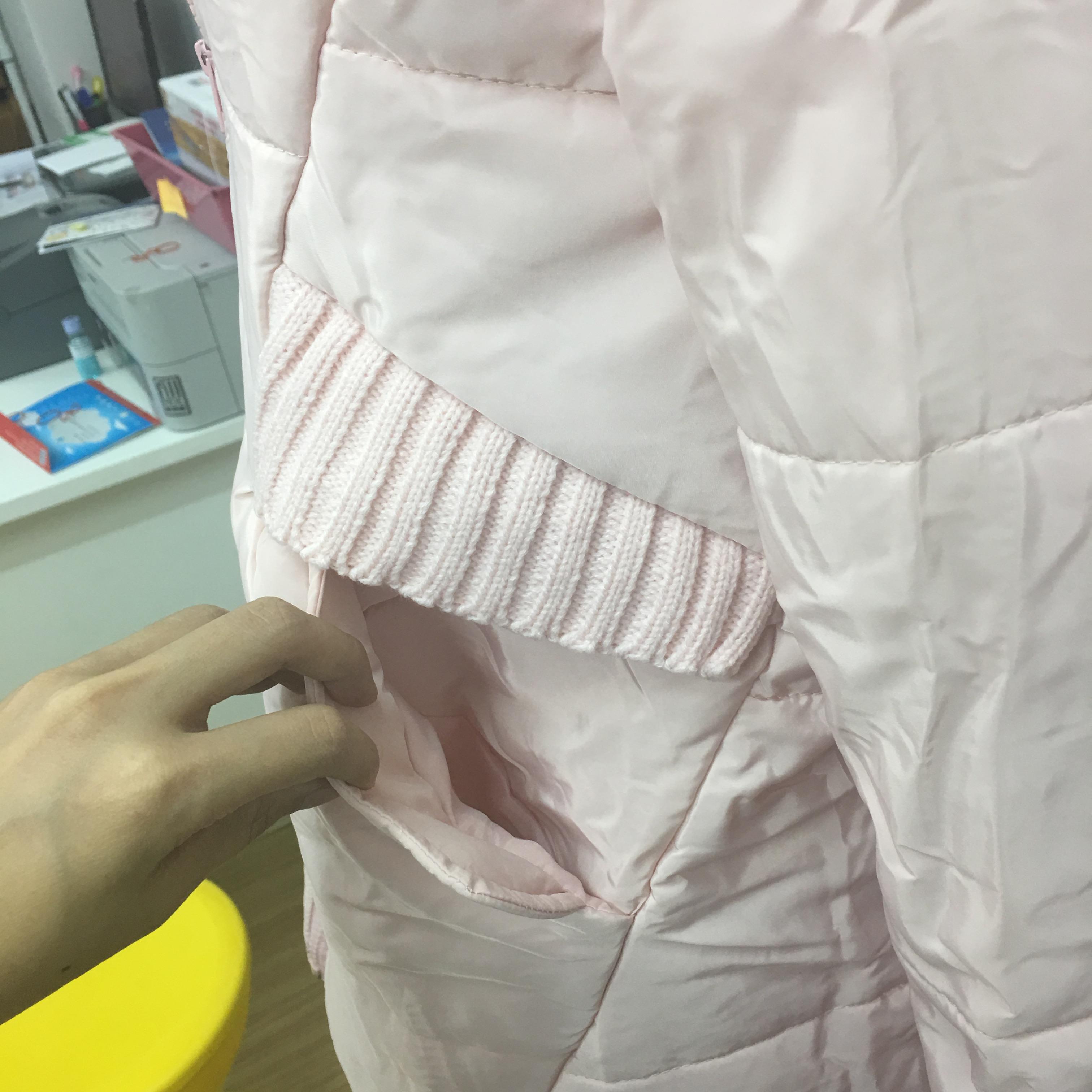 เสื้อโค้ทกันหนาว สีชมพูอ่อน ประดับเฟอร์สีขาวขนสั้นเนื้อแน่นที่ฮู้ด ผ้าร่มเนื้อดีกันลม แต่งไฟมพรมถักช่วงปลายแขนและกระเป๋า ซิปหน้า เกาหลีมากๆ พร้อมส่งเลยจ้า ชมพูหม่น แต่ออกเป็นสีชมพูมากกว่าในภาพนะคะ แต่เฟลอสีขาว น่ารักค้่่