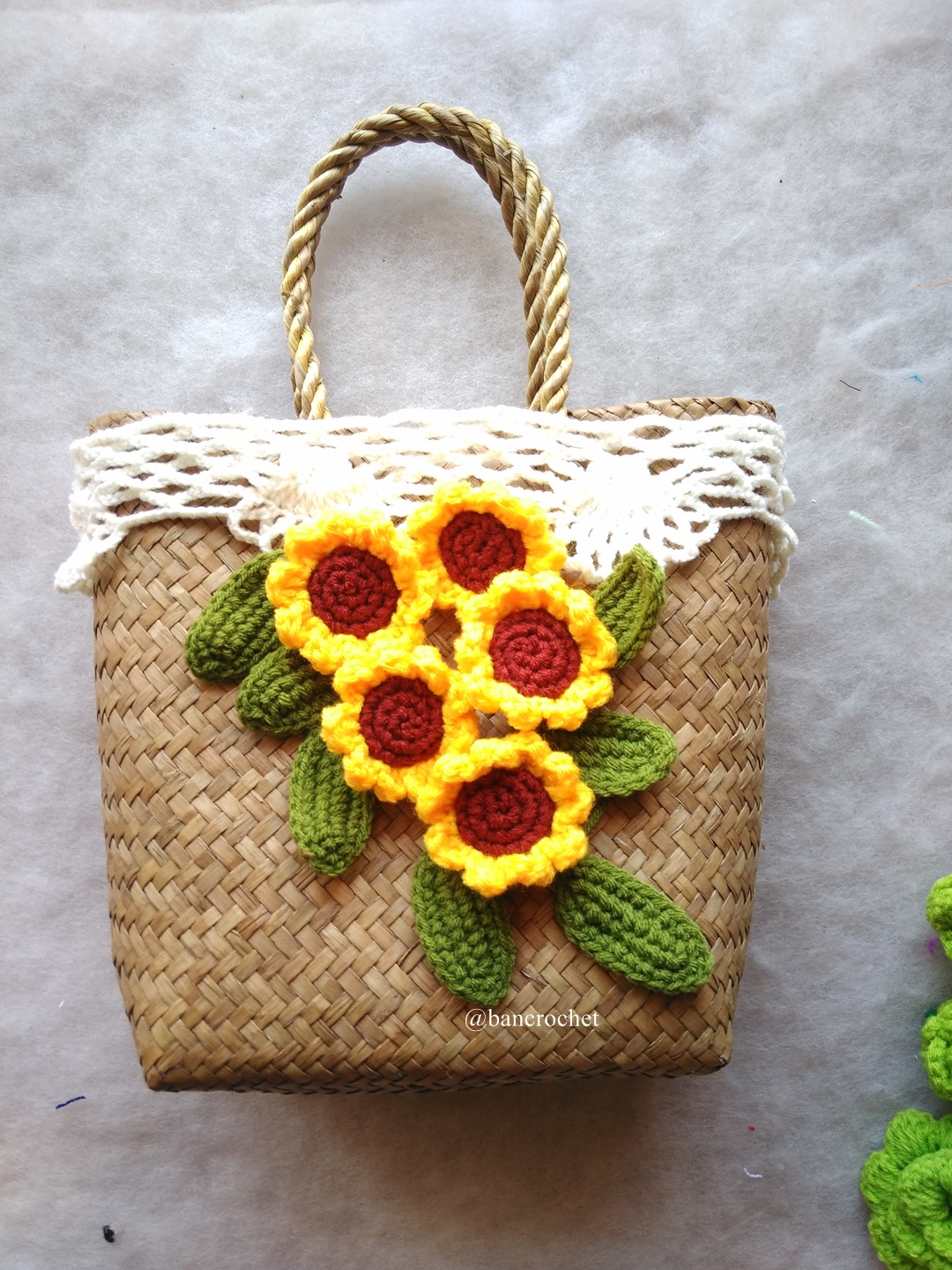 กระเป๋ากระจูดสาน ประดับดอกไม้ ขนาด 7*7*3.5*9.5 นิ้ว basket weave bags ธรรมชาติ 7*7*3.5*9.5 นิ้ว