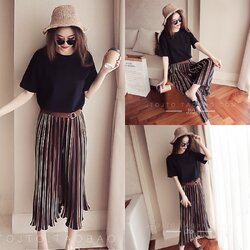 Set_bt1759 ชุดเซ็ท 2 ชิ้น(เสื้อ+กางเกง) เสื้อยืดเนื้อนุ่มสีพื้นดำ กางเกงขายาวห้าส่วนลายริ้วโทนสีน้ำตาลดำเอวยางยืด มีเข็มขัดผ้าเข้าชุด ผ้าอัดพลีทเนื้อดีมีน้ำหนักยืดหยุ่นได้ งานเซ็ทสองชิ้นแมทช์ได้ลงตัว