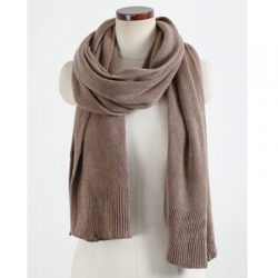 สีน้ำตาลเบจ ผ้าพันคอไหมพรม เกาหลี เนื้อนุ่มมาก สาวๆที่กลัวคันรุ่นนี้เลยจ้า เนื้อดีค่ะ