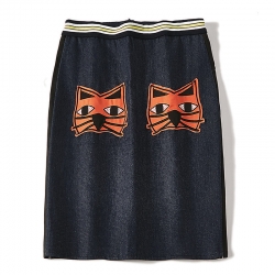 Skirt382 กระโปรงยีนส์ซิปหลังสียีนส์เข้ม แต่งแพทช์ลายแมว ผ่าชายกระโปรงด้านหลังเล็กน้อยเพื่อความคล่องตัว แต่งแถบข้างเก๋ๆ ดูมีดีเทล ผ้ายีนส์แท้เนื้อดี งานสวยแมทช์กับอะไรก็เข้า