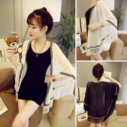 หน้าร้อนนี้ห้ามพลาด เสื้อคลุมแฟชั่น ผ้าชีฟอง สีขาว/สีดำ แต่งลายปักและริ้วที่ชายเสื้อ ใส่คลุมเก๋ๆ ใส่สบาย พร้อมส่งจ้า