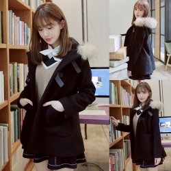 เสื้อโค้ท สีดำ แต่งขนเฟลอรอบฮู้ด (ถอดฮูดไม่ได้นะคะ) น่ารักมาก เนื้อผ้าสำลีไม่หนา บุซับในกันลม (ตัวขนของจริงจะฟูประมาน3/4ของในรูปจ้า) ดำ