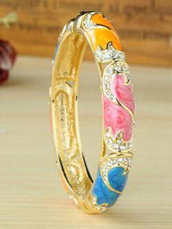 กำไลข้อมือแบบมีนาฬิกาประดับ