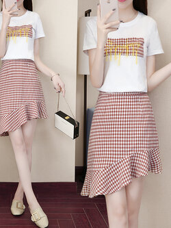 Set_bs1774 ชุดเซ็ท 2 ชิ้น(เสื้อ+กระโปรง) เสื้อยืดสีขาวอกแต่งป้ายลายสก็อตผ้าคอตตอนเนื้อนุ่มยืดหยุ่นสูง+กระโปรงลายสก็อตชายระบายเฉียงซิปหลังผ้าคอตตอนเนื้อดีนุ่มใส่สบาย งานเซ็ทเข้าชุดสุดน่ารัก ดีเทลเก๋ๆ ดีงาม แมทช์ได้ลงตัวเข้ากันดูดีที่สุดจ้า