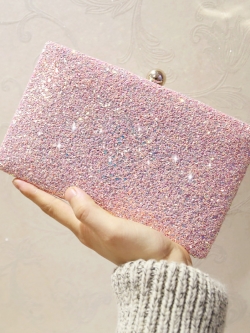 กระเป๋าคลัชถือกับชุดออกงานหรือชุดเดรส