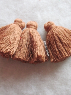 พู่แบบหนาฟู ขนาด 2 นิ้ว 4 ply tassel crochet acrylic yarn 4 ply น้ำตาล 2 นิ้ว