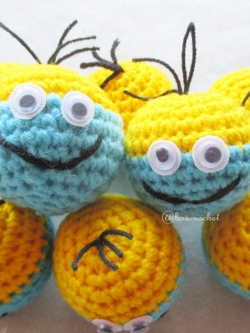 พวงกุญแจหัวตุ๊กตามินเนี่ยนถักโครเชต์ minions crochet keychain