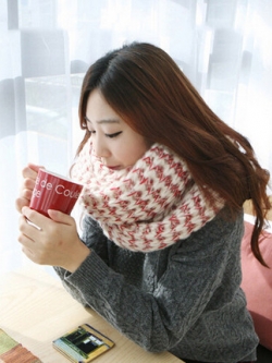 ผ้าพันคอกันหนาว ไหมพรม เกาหลี สีขาวแซมแดง น่ารักสดใส พร้อมส่ง same pic
