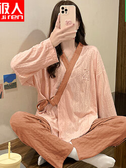 ชุดนอนผู้หญิง