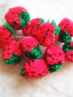 Bancrochet ปอมปอมสตรอเบอรี่ Pompoms strawberry สีแดง 2 นิ้ว