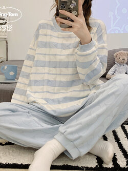 ชุดนอนผู้หญิง