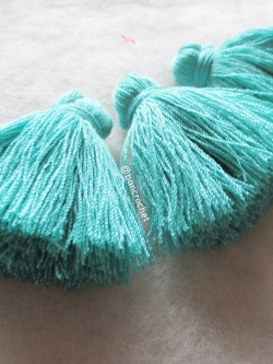 พู่แบบหนาฟู ขนาด 2 นิ้ว 4 ply tassel crochet acrylic yarn 4 ply เขียว 2 นิ้ว