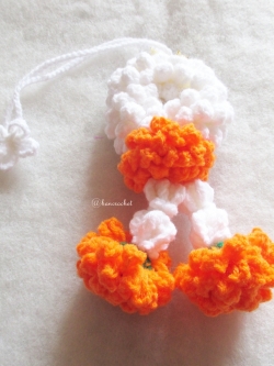 bacrochet พวงมาลัยดอกดาวเรืองแขวนหน้ารถ / แขวนกระจกรถ ถักโครเชต์ thai garland crochet hanging ส้ม/ขาว 3*6 นิ้ว