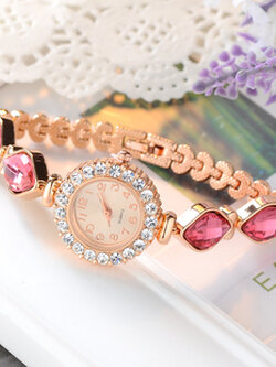 กำไลข้อมือแบบมีนาฬิกาประดับ