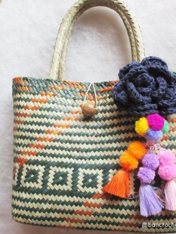 bancrochet กระเป๋ากระจูดสาน ประดับดอกไม้สีน้ำเงินและปอมปอม ขนาด 11*10*4*16 นิ้ว basket weave bags ลายเขียวสลับ 11*10*4*16 นิ้ว
