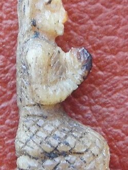 นางกวักพนมมือ