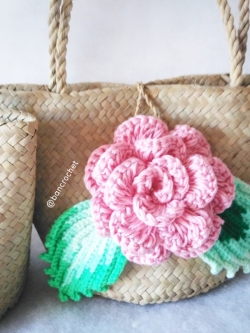 กระเป๋ากระจูดสาน ประดับกุหลาบสีชมพูโอรส ขนาด 7*7 นิ้ว basket weave bags ธรรมชาติ