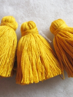 พู่แบบหนาฟู ขนาด 2 นิ้ว 4 ply tassel crochet acrylic yarn 4 ply เหลืองทอง 2 นิ้ว