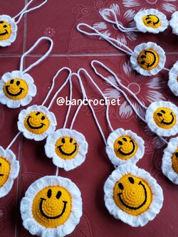 Bancrochet พวงยิ้มห้อยกระเป๋าถักโครเชต์ ถักด้วยด้ายคอตตอนซอฟ crochet keychain ขาวเหลือง 2*3 ยาวรวม 9 inch