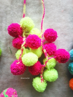 Bancrochet พวงกุญแจห้อยกระเป๋าปอมปอม Pompoms keychains สีบานเย็น/เขียว 10-12 นิ้ว รวมสาย
