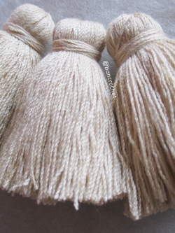 พู่แบบหนาฟู ขนาด 2 นิ้ว 4 ply tassel crochet acrylic yarn 4 ply ครีม 2 นิ้ว