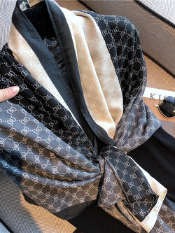 ผ้าพันคอ ผ้าคลุมไหล่ ไอเทมคู่ใจ ใส่ได้ทุกซีซั่น!