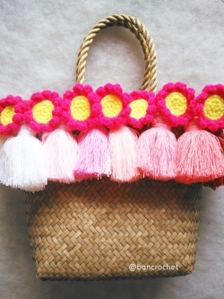 bancrochet กระเป๋ากระจูดสาน ประดับพู่และดอกทานตะวัน ขนาด 7*7*3.5*9.5 นิ้ว basket weave bags ธรรมชาติ 7*7*3.5*9.5 นิ้ว