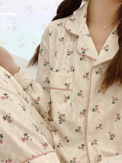 ชุดนอนผู้หญิง