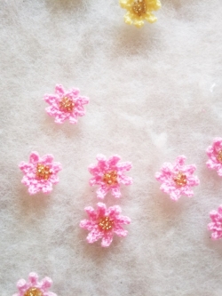 Bancrochet ดอกไม้จิ๋วถักโครเชต์ crochet mini flowers สีชมพูเข้ม 0.5 นิ้ว