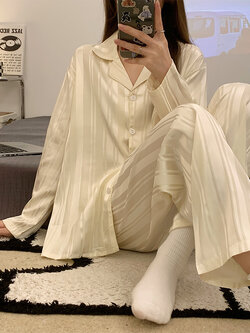 ชุดนอนผู้หญิง