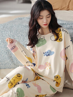 ชุดนอนผู้หญิง