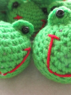 พวงกุญแจหัวตุ๊กตาเคโระถักโครเชต์ keroro crochet keychain