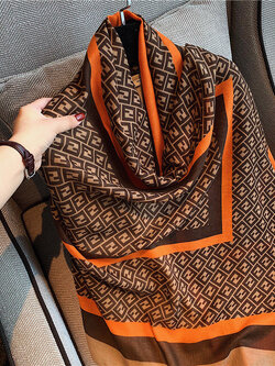 ผ้าพันคอ ผ้าคลุมไหล่ ไอเทมคู่ใจ ใส่ได้ทุกซีซั่น!