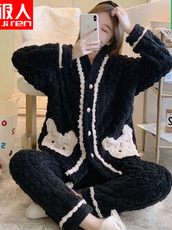 ชุดนอนผู้หญิง