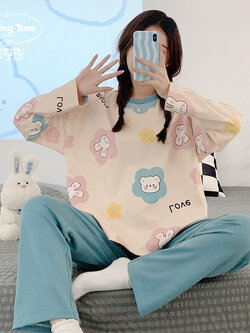 ชุดนอนผู้หญิง