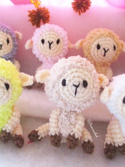 พวงกุญแจแกะถัก sheep amigurumi crochet keychain