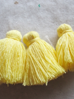พู่แบบหนาฟู ขนาด 2 นิ้ว 4 ply tassel crochet acrylic yarn 4 ply เหลืองอ่อน 2 นิ้ว