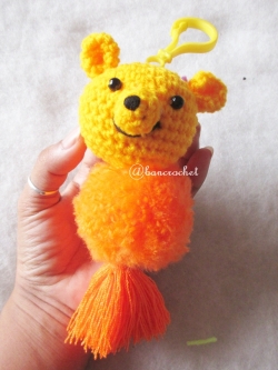 พวงกุญแจปอมปอมหมีพูห์ pompoms pooh crochet keychain