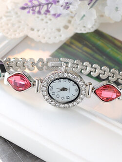 กำไลข้อมือแบบมีนาฬิกาประดับ