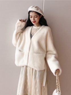 เสื้อกันหนาว แขนยาว ขนแมวนุ่มสุดๆ ใส่แล้วเป็นคุณหนูขึ้นมาทันที งานดีพร้อมส่งจ้า สีขาวครีม