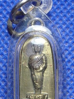 หลวงพ่อโตอุ้มบาตร วัดอินทรวิหาร บางขุนพรหม